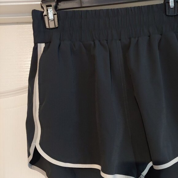 Vuori Women's Cardiff Short Charcoal Performance Activewear M - Picture 3 of 8